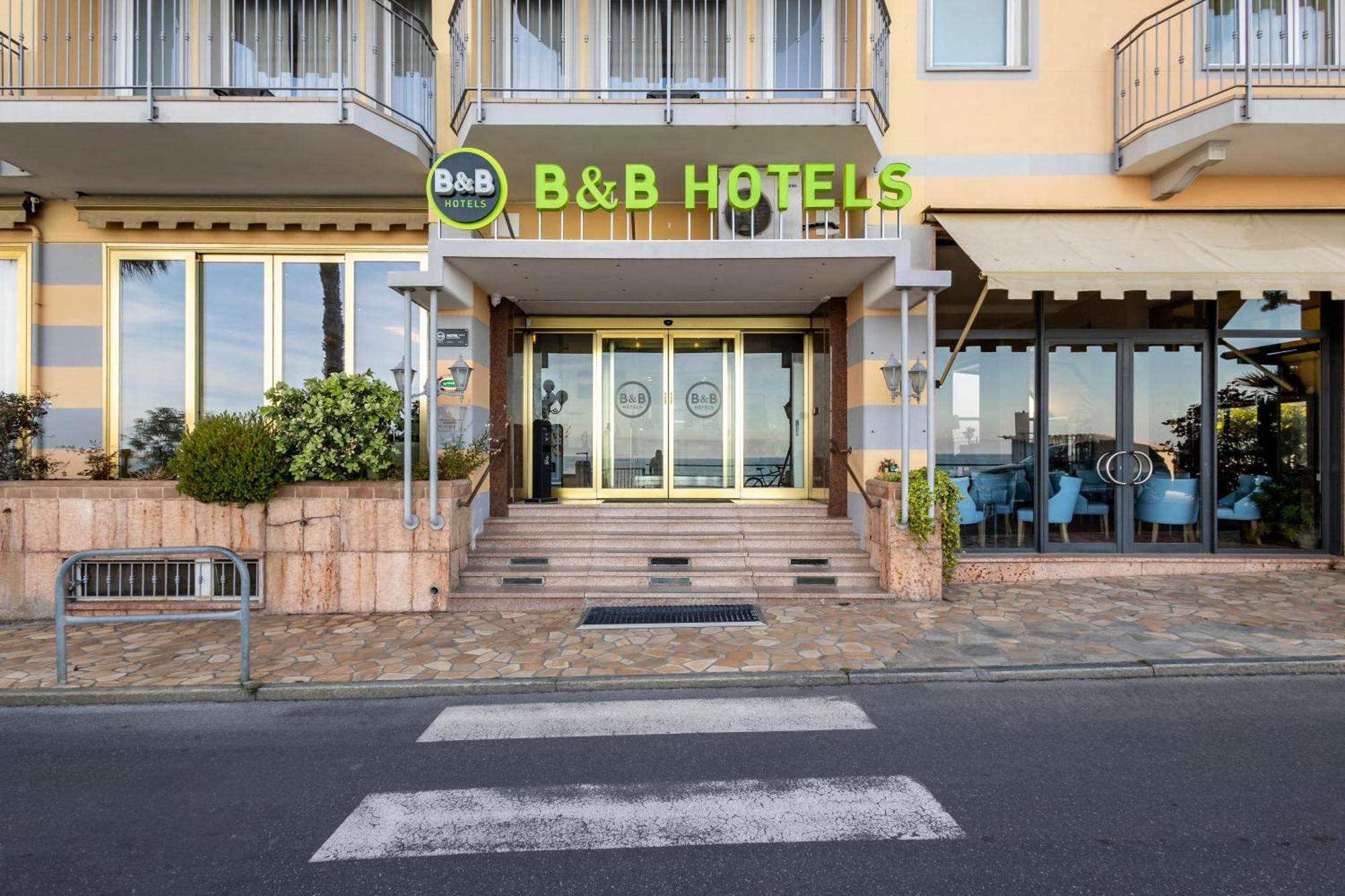 B&B Hotel Diano Marina Palace Bagian luar foto