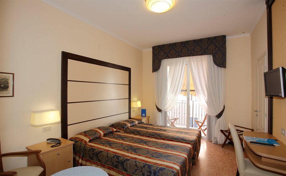 B&B Hotel Diano Marina Palace Bagian luar foto